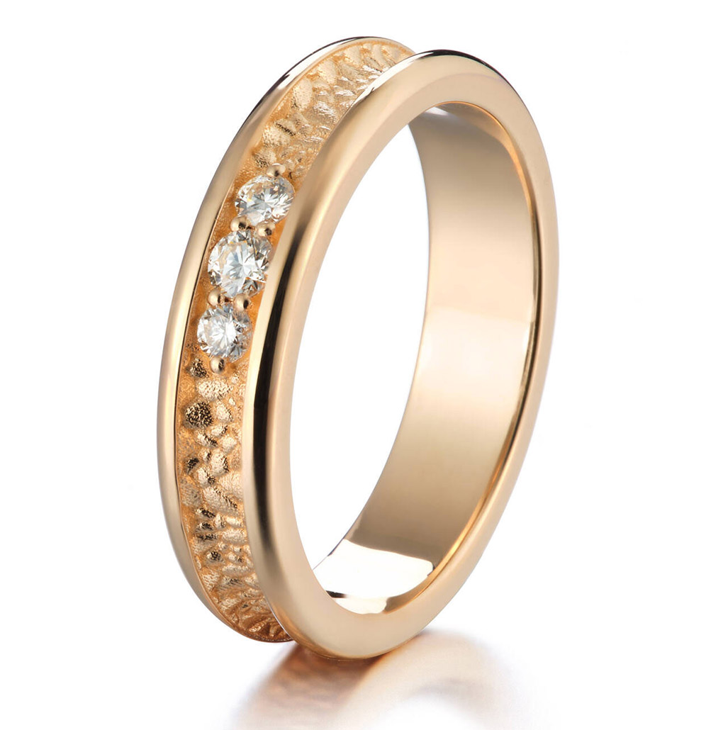 Lumoava Kätkö diamond ring yellow gold L72242390000