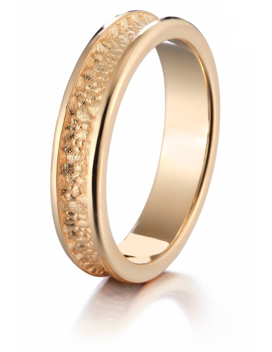 Lumoava Kätkö narrow yellow gold ring L72242300000