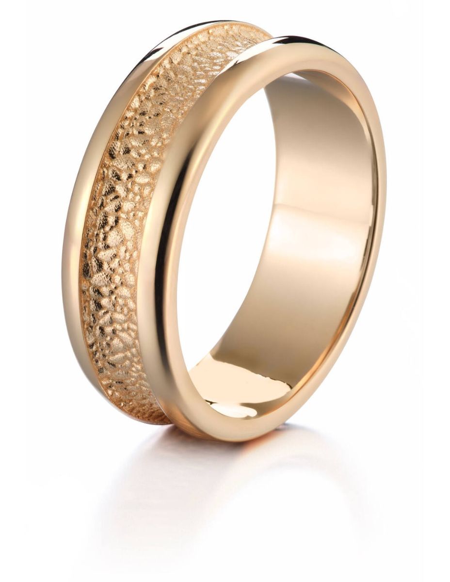 Lumoava Kätkö wide yellow gold ring L72242310000