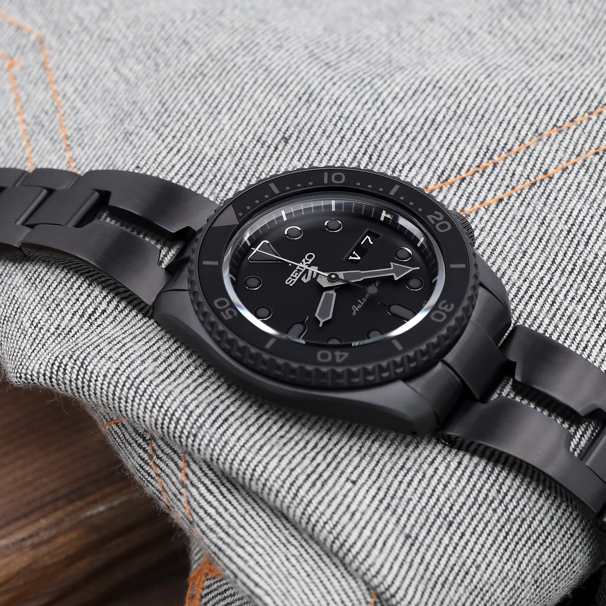 MiLTAT Retro Razor Black Steel Strap Seiko 5 -sarjaan MiLTAT Retro Razor Black Steel Strap Seiko 5 -sarjaan